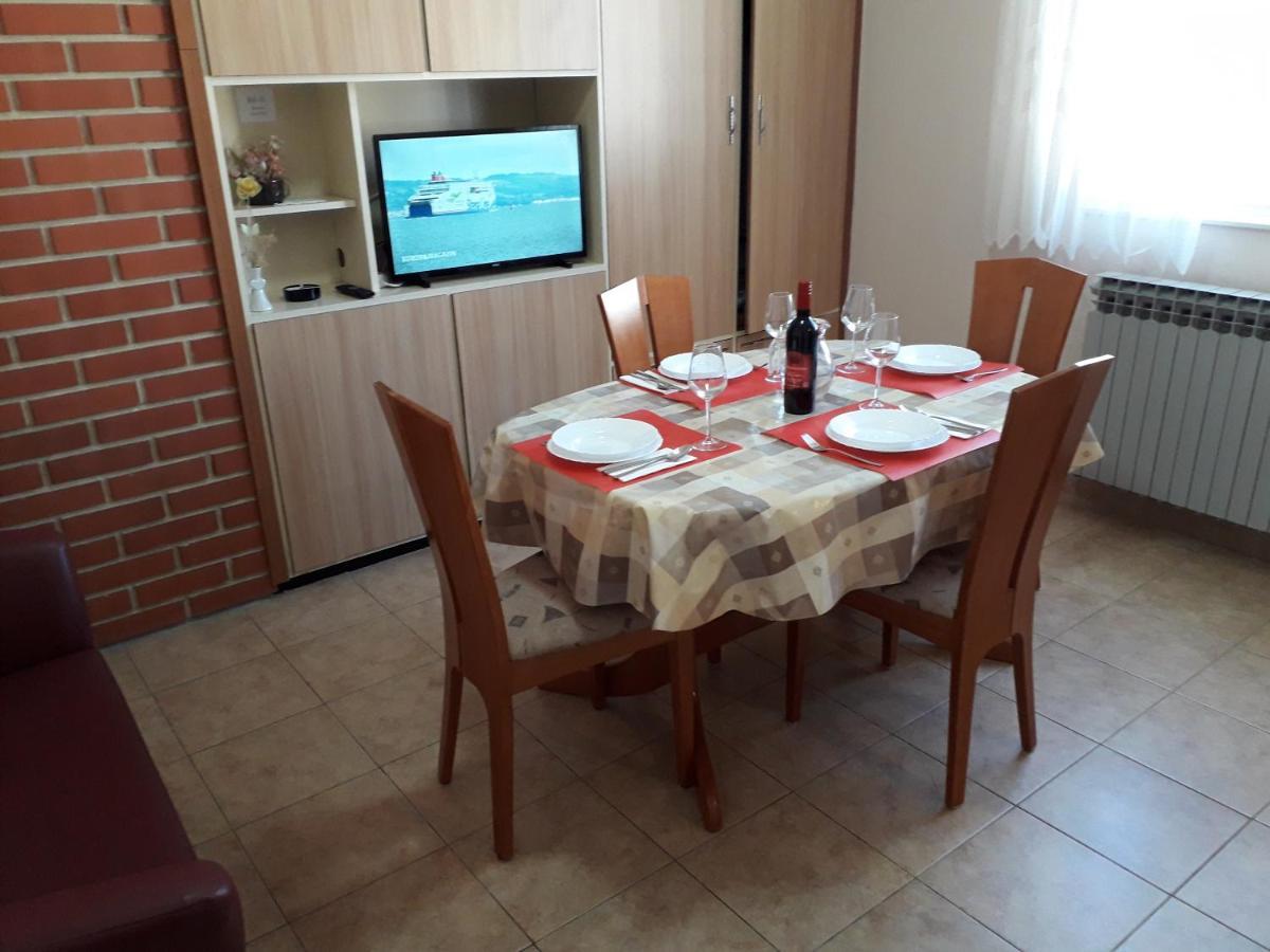 J&r Babara Biograd Na Moru